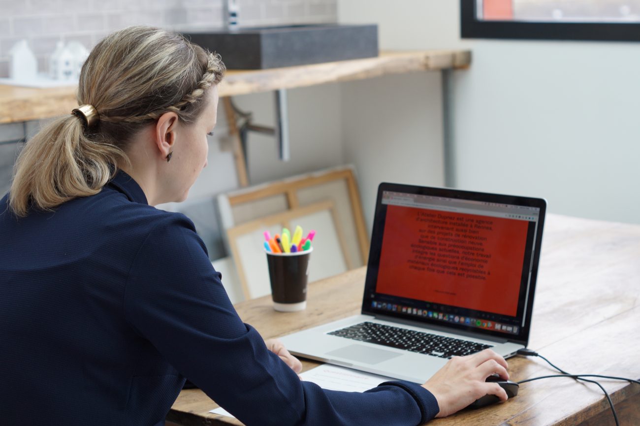 Un utilisateur teste un site durant un test d'utilisabilité réalisé au sein de l'Iris UX Lab de LunaWeb