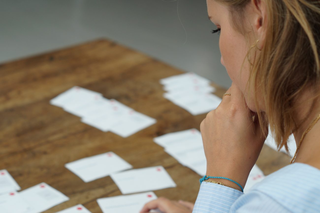 Session de tri de cartes en cours de conception UX